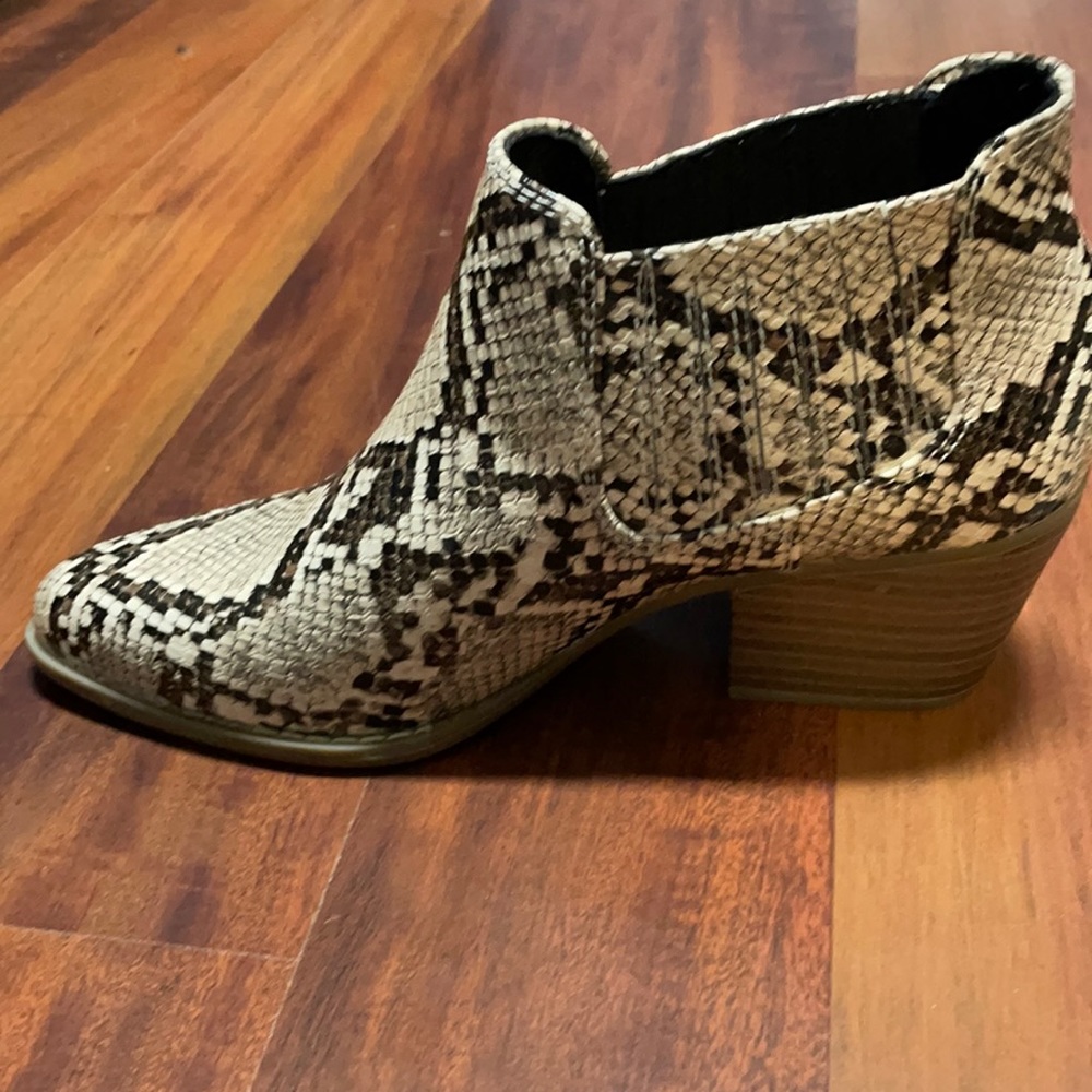 Snake booties, size 6. NEVER WORN